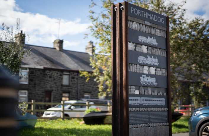 Pillar near the main station and Byw'n Iach Glaslyn