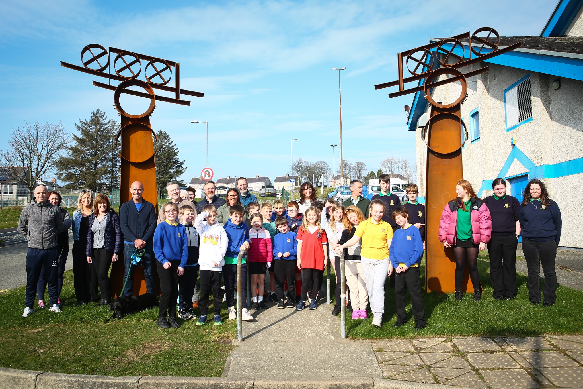 pupils from Ysgol Dyffryn Nantlle and Ysgol Bro Lleu with artist Angharad Pearce Jones.