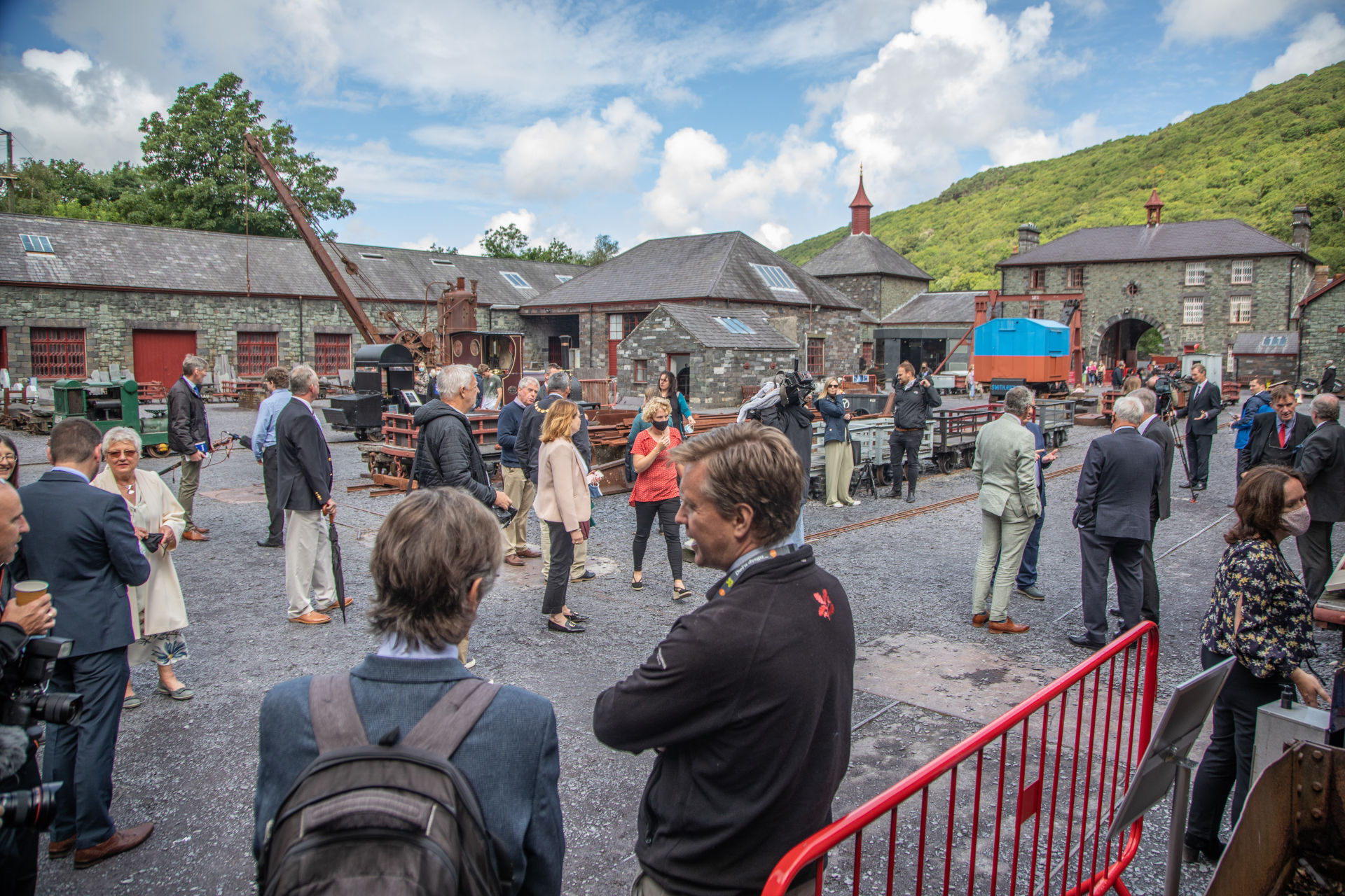 Y wasg ac Aelodau Grŵp Llywio a Partneriaid Llechi Cymru wedi ymgynnull yn Amgueddfa Lechi Cymru, Llanberis yn disgwyl am y cyhoeddiad.